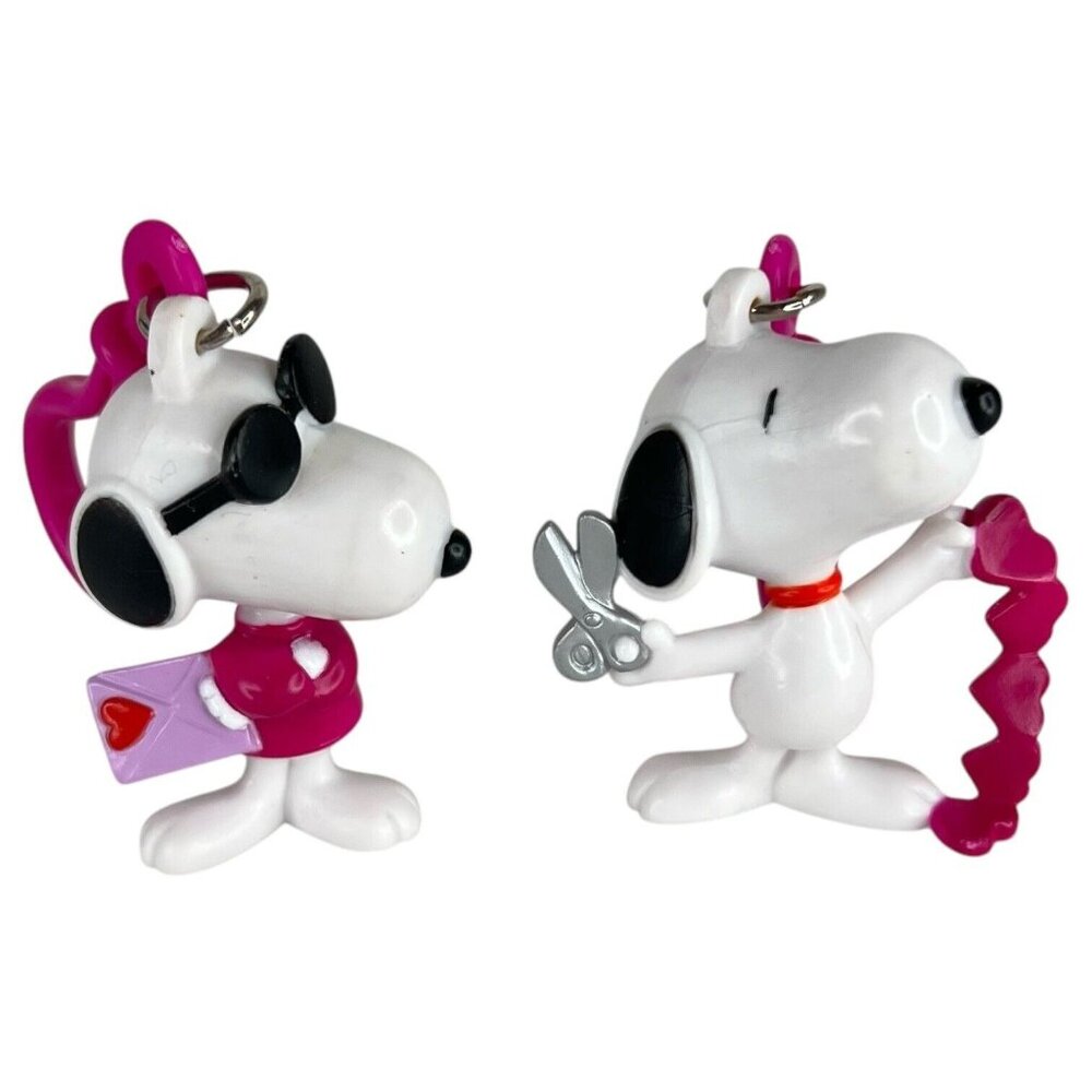 2 Vintage Joe Cool Snoopy Clip On Keychain Valentines Day Cutting Hearts Card